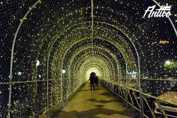 تونل نوری جذاب در شهر